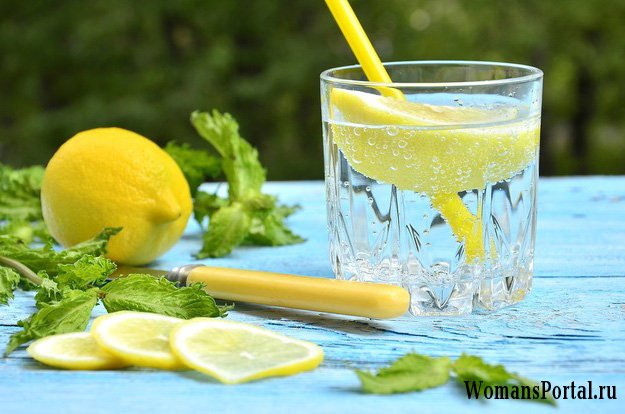 Зачем следует пить воду с лимоном. 7 основных причин.
